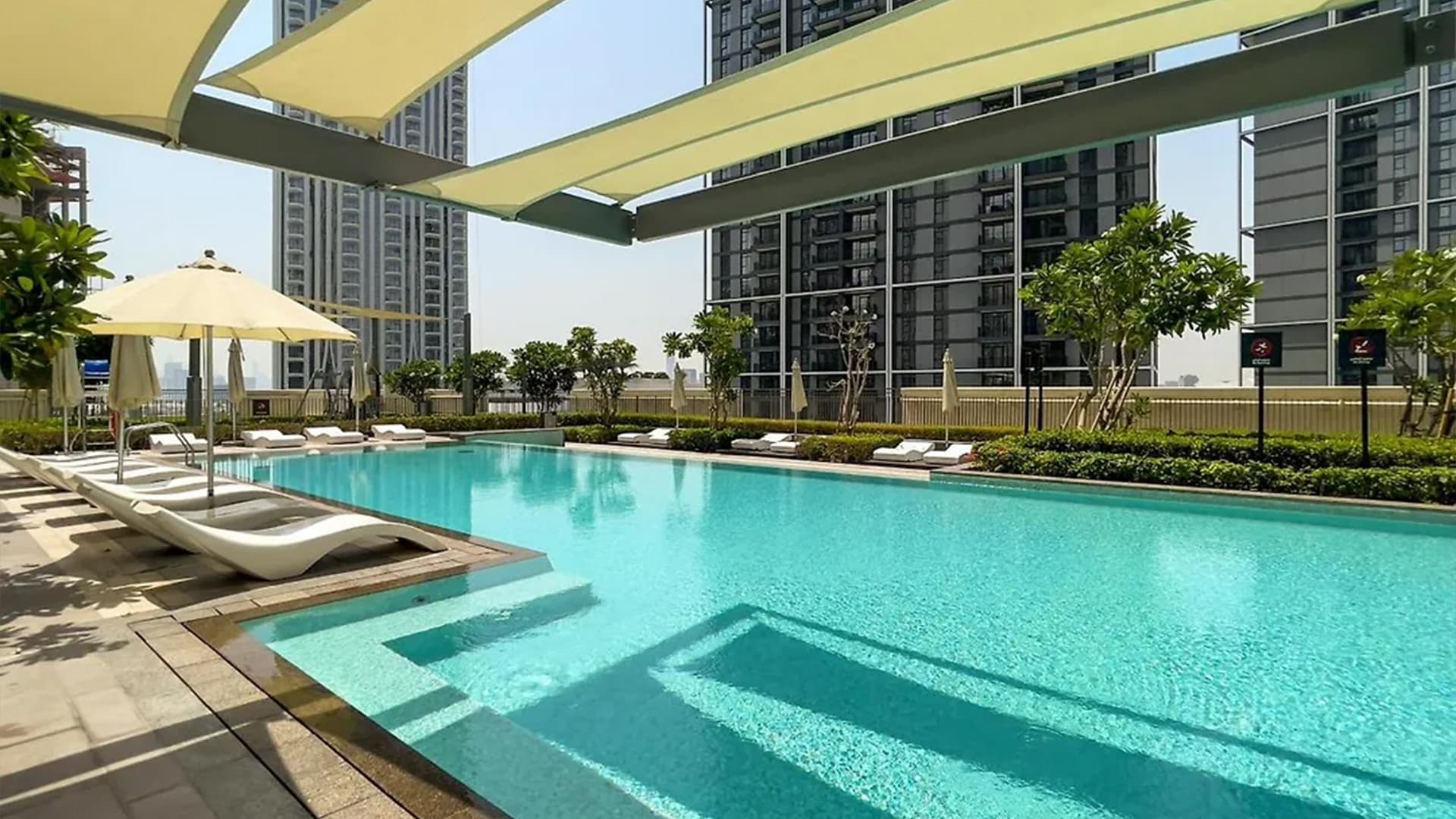 Daybeds & Cabanas